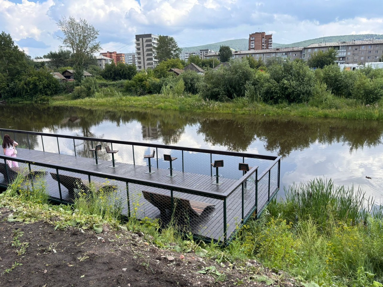 Со специальных балконов можно смотреть на воду