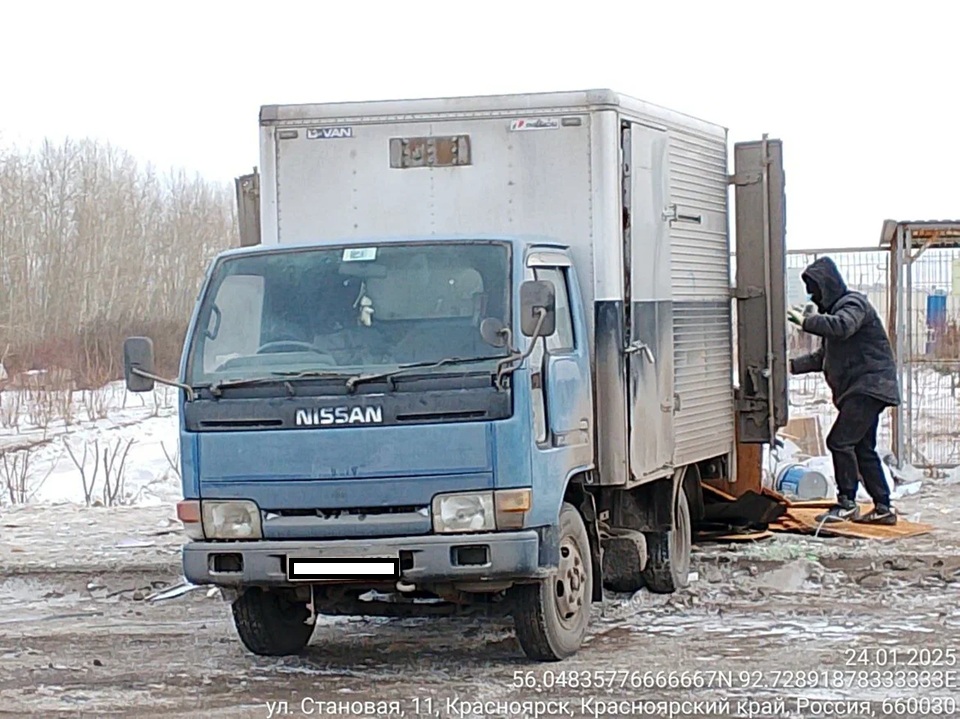 заваленная мусором площадка