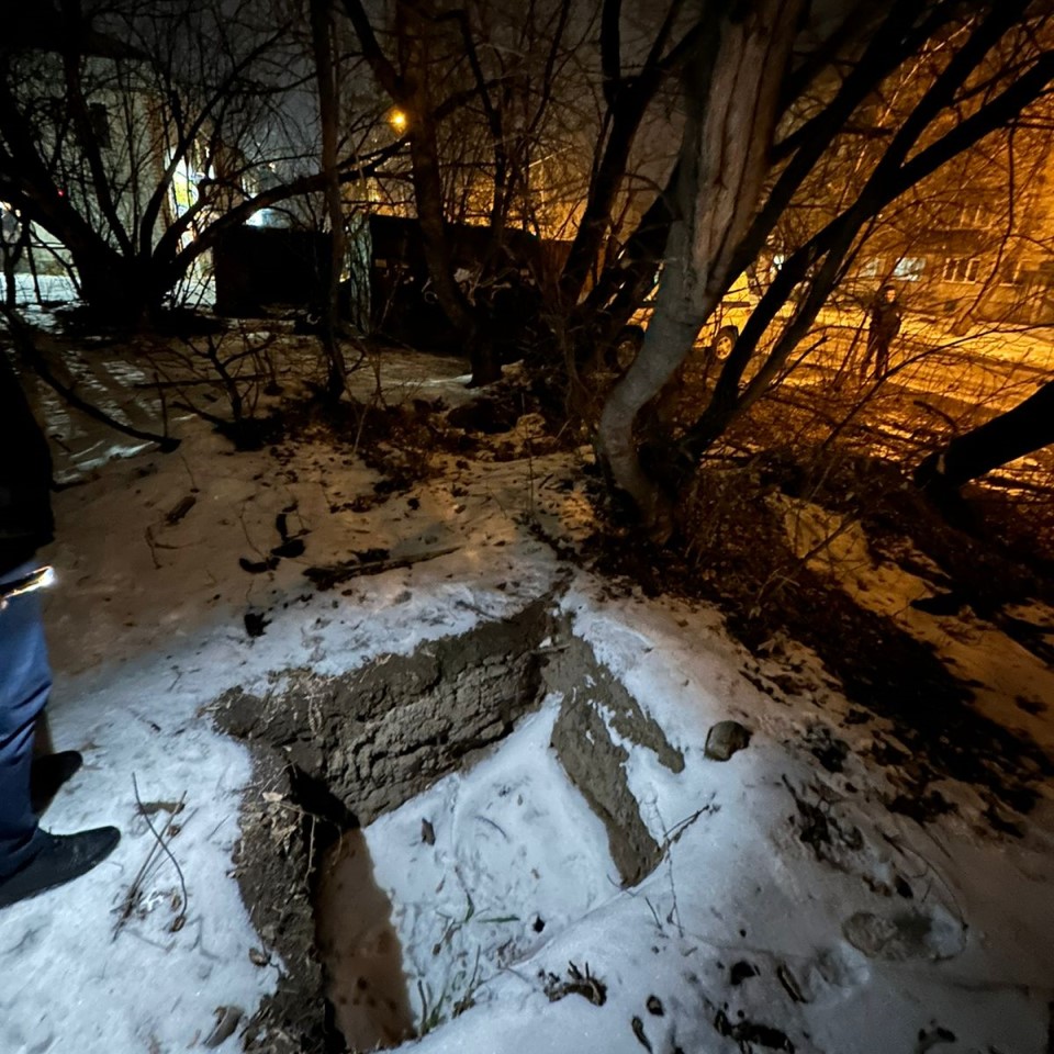 Яма на ул. Читинской, где нашли тело убитой в Красноярске