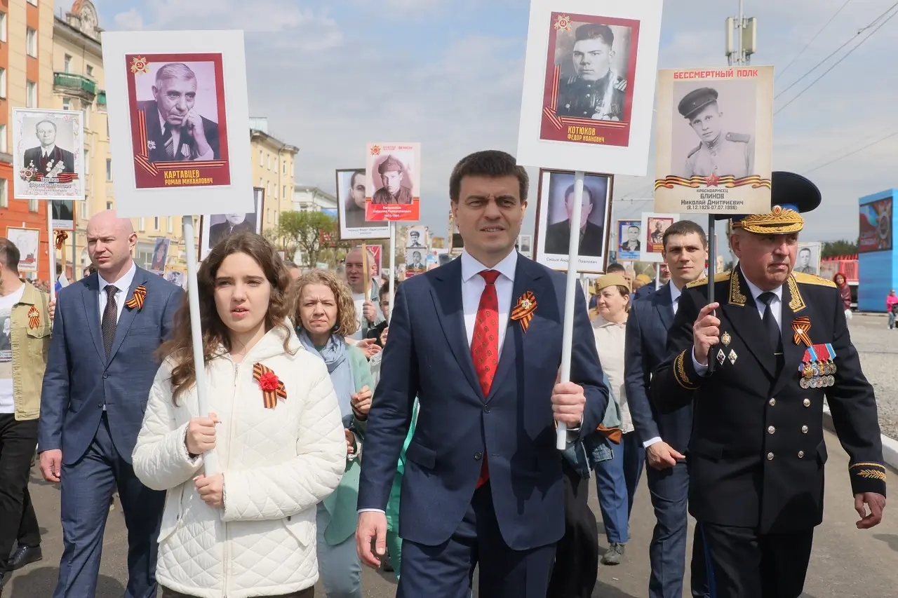 Губернатор в шествии