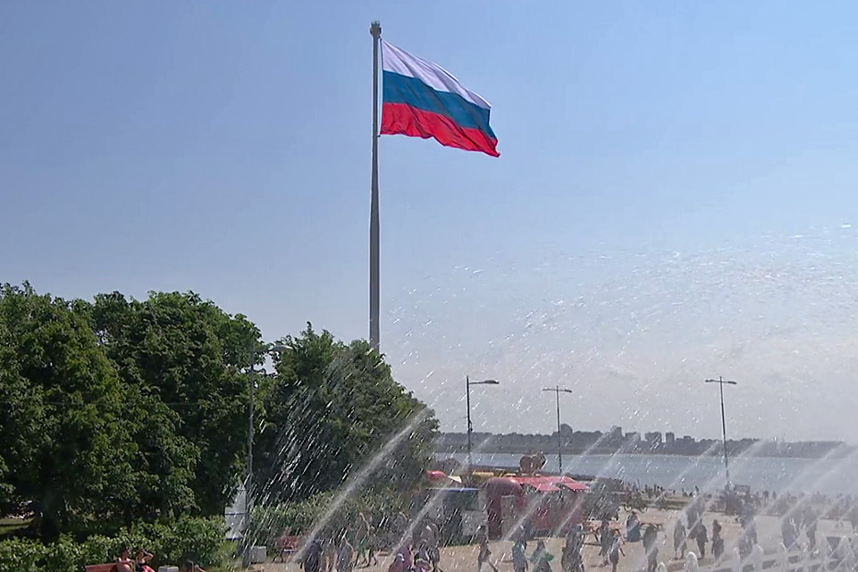 180-метровый флаг России над Санкт-Петербургом