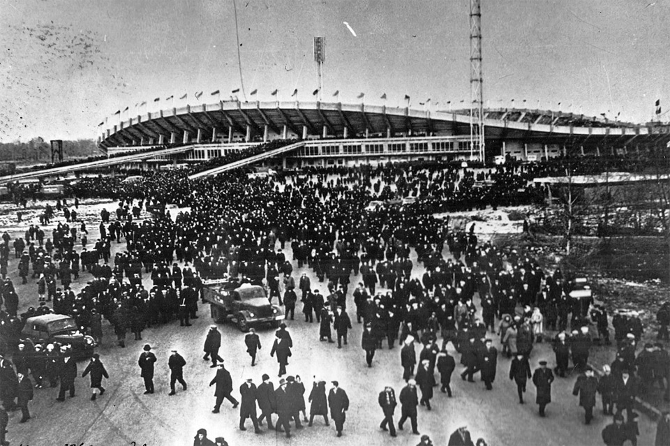 Люди около Центрального стадиона Красноярска, 1960-е годы