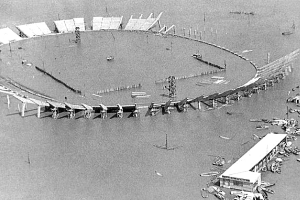 Наводнение едва не сорвало сроки, затопив будущее футбольное поле