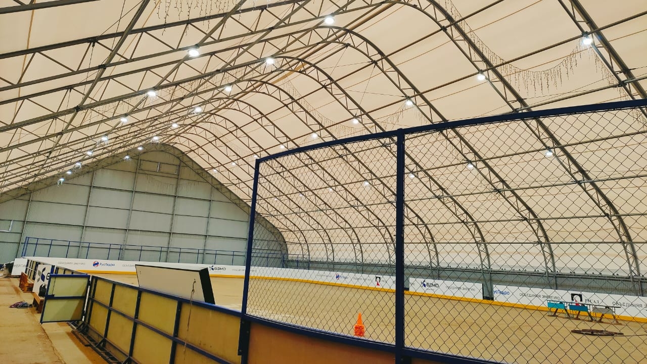 БоГЭС подарила хоккейному клубу систему освещения катка