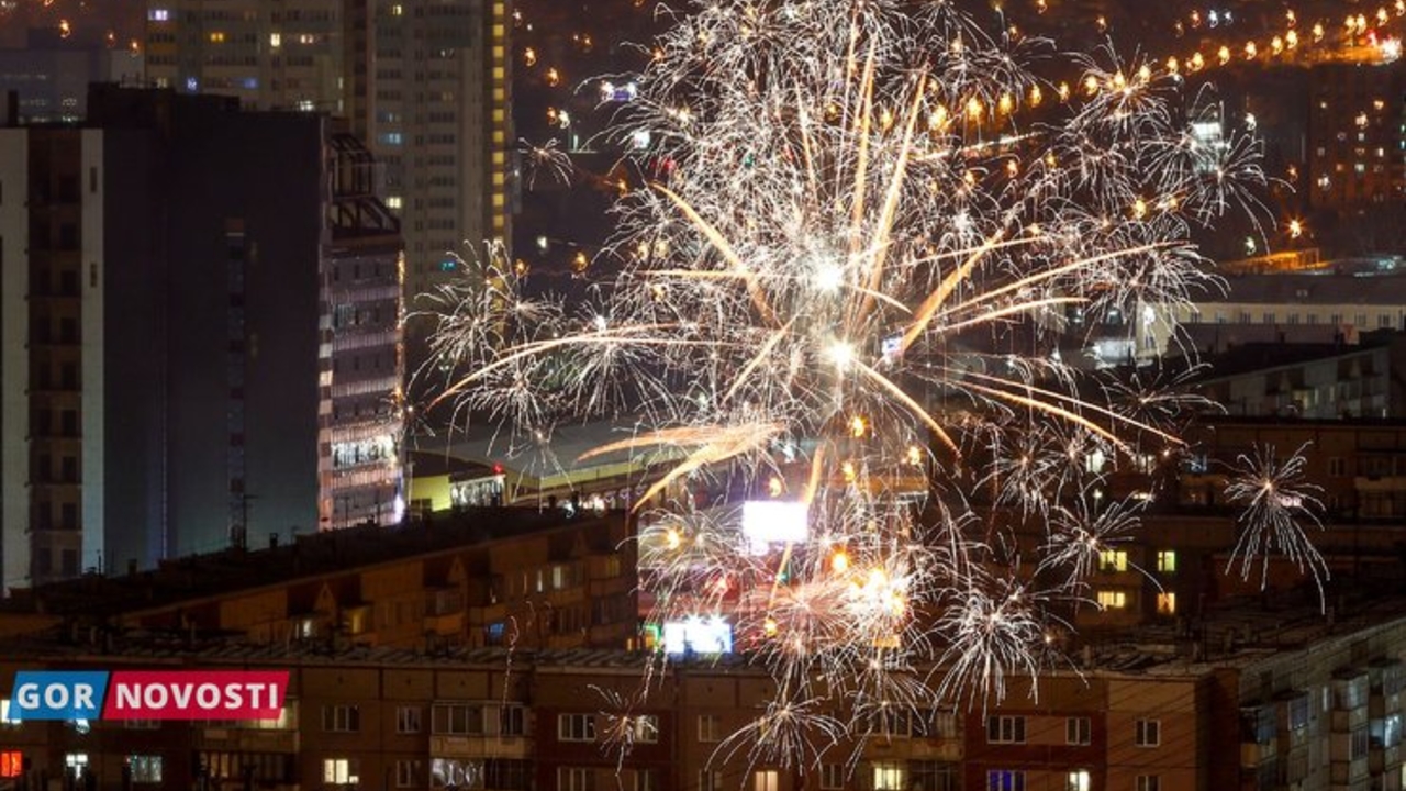 В Красноярске прогремели новогодние фейерверки