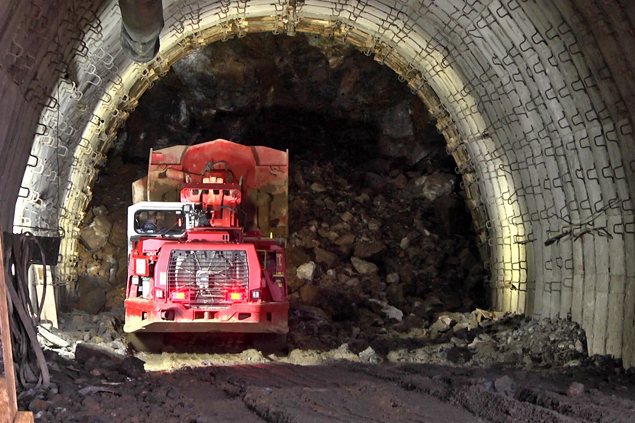 Выемка измельченного взрывами грунта из будущего тоннеля