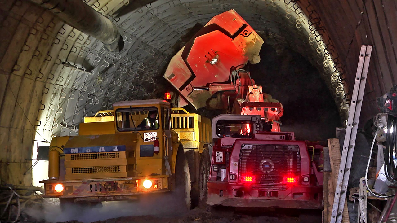 Выемка грунта в тоннеле после взрывных работ