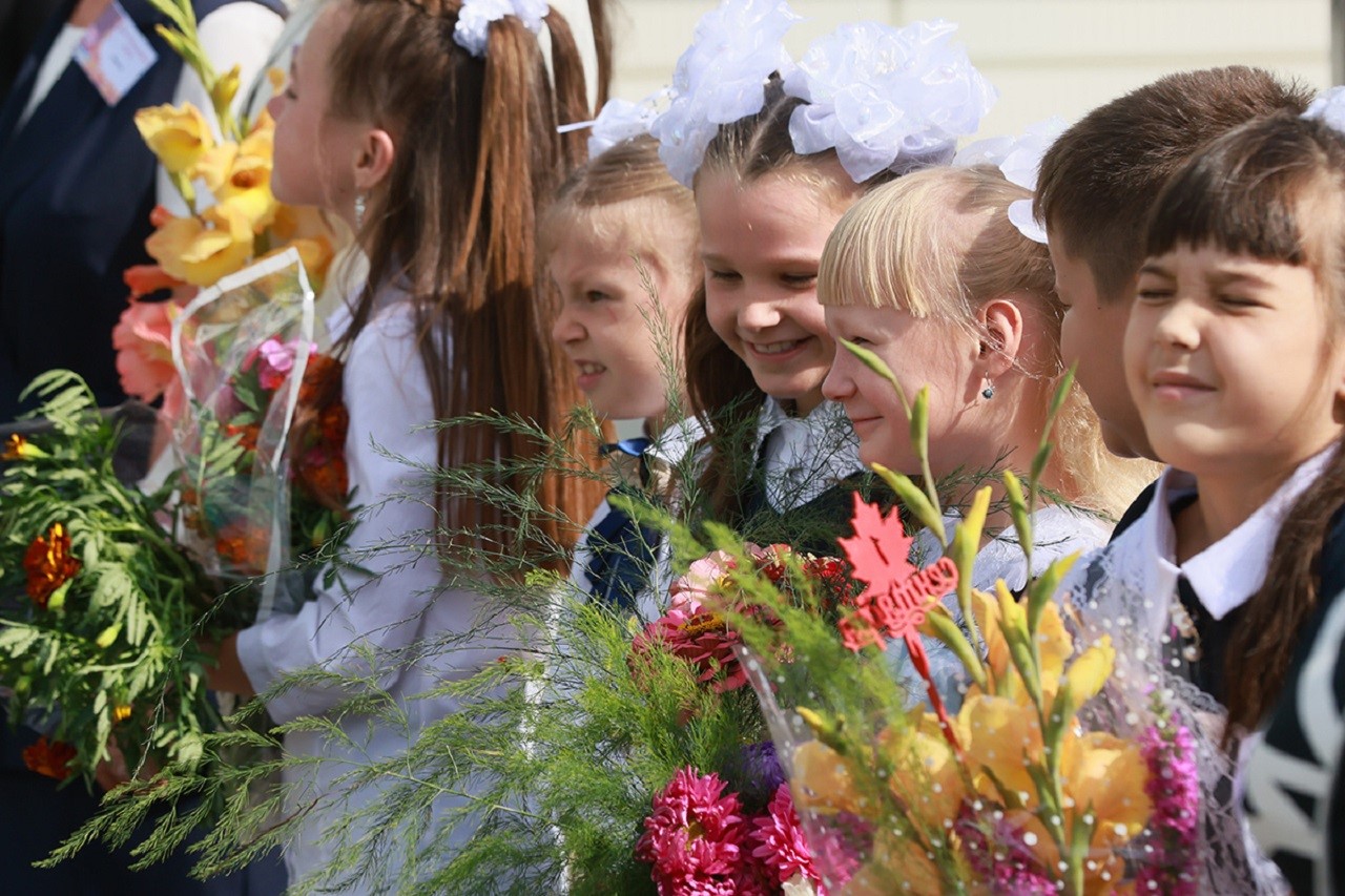 первоклассники на линейке