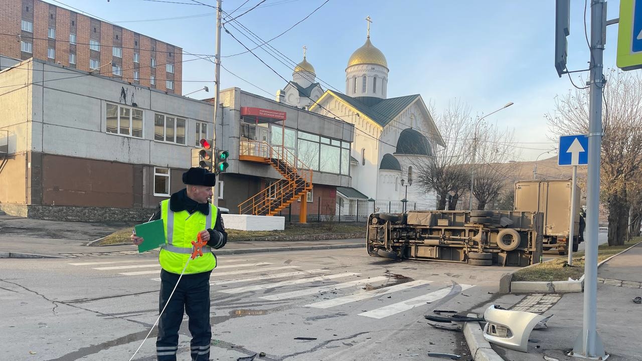В центре Красноярска грузовик перевернулся при столкновении с легковушкой