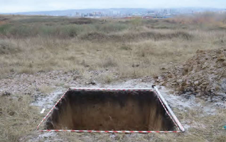 Раскопанный шурф в Солонцах-2