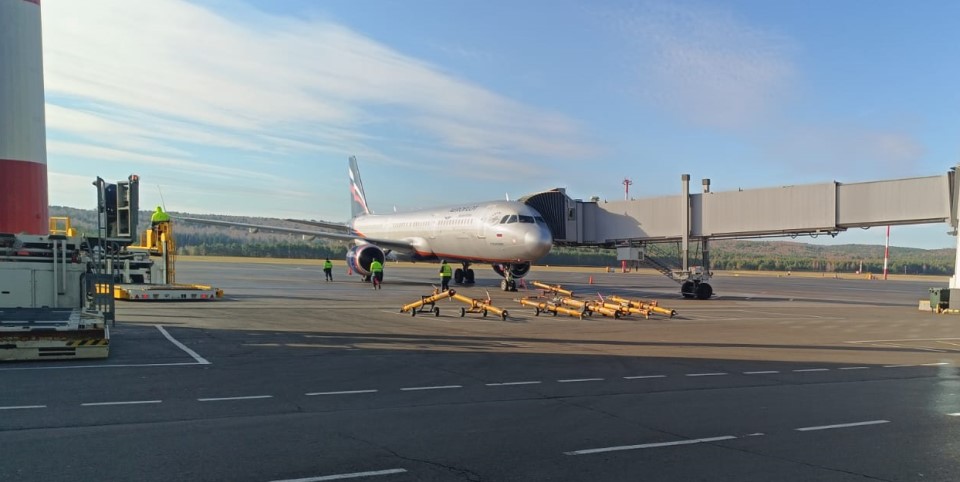 Аэропорт в Красноярске, самолет