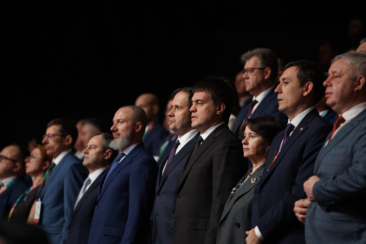 Губернатор Михаил Котюков и гости конференции