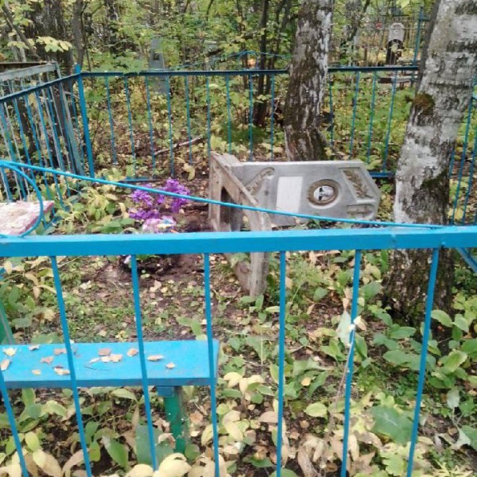 В Ачинске вандалы повредили памятники на кладбище