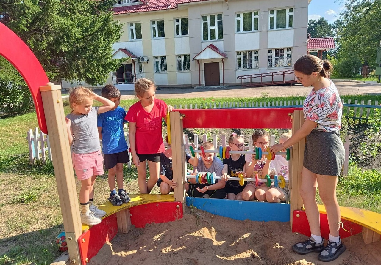 Детей в Красноярском крае учат зарабатывать первые деньги и копить