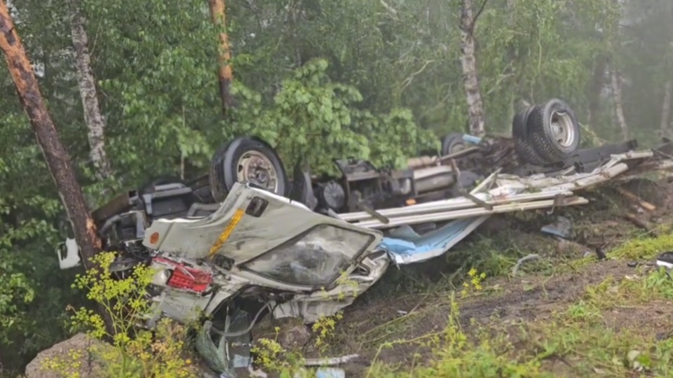Грузовик после аварии в районе Слизнево и смотровой площадки