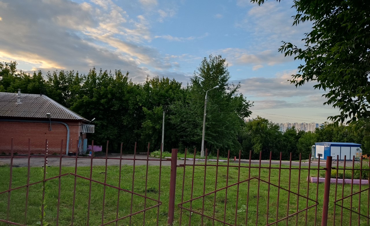 Территория больницы за забором