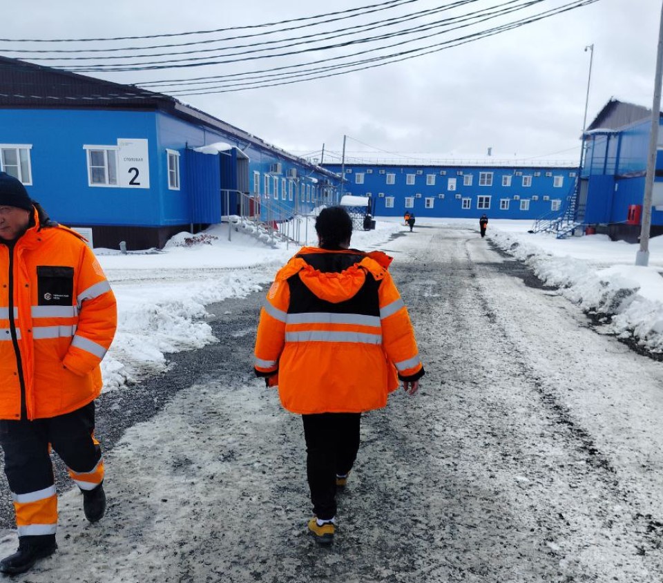 Вахтовики в поселке