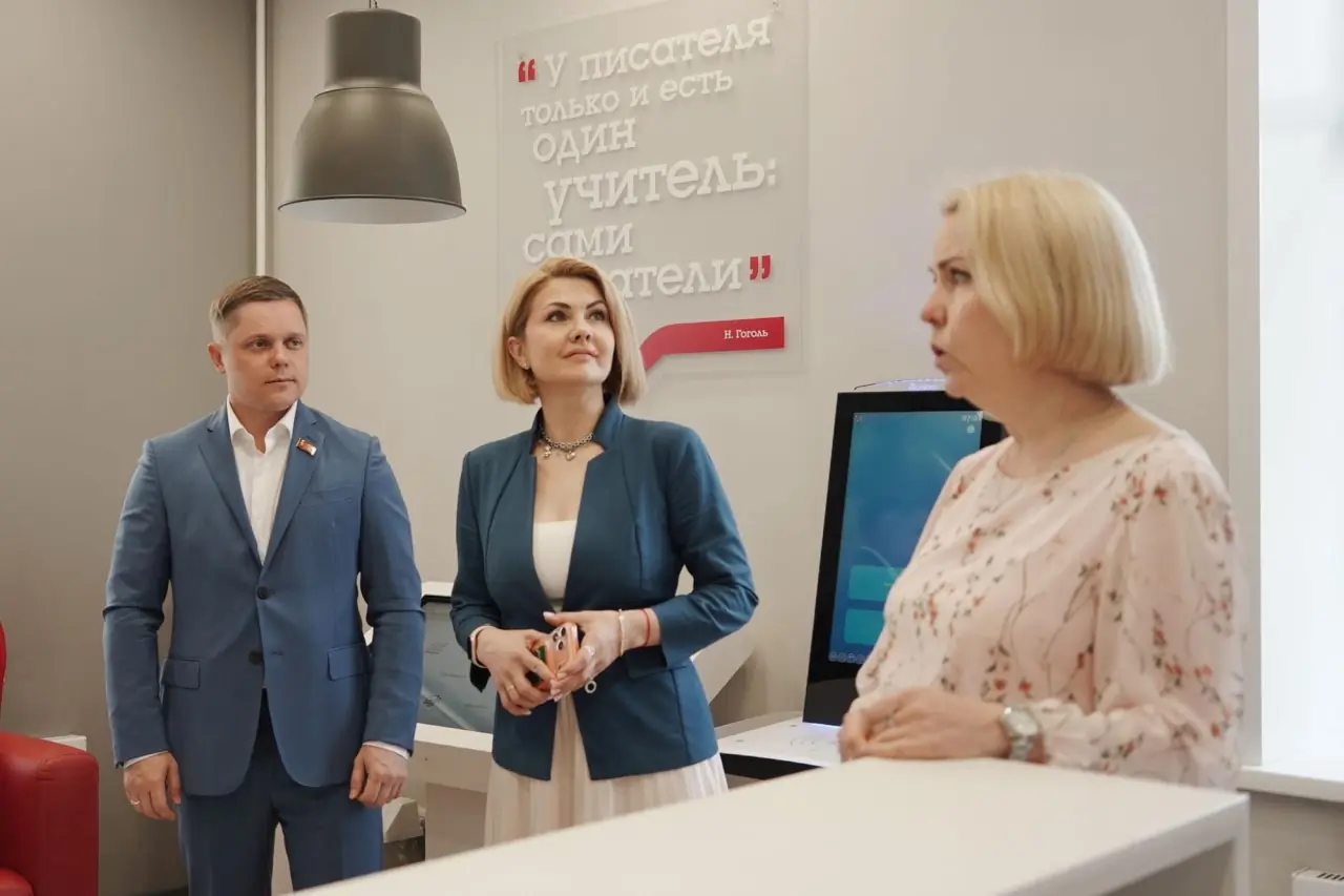 Визит депутатов в библиотеку
