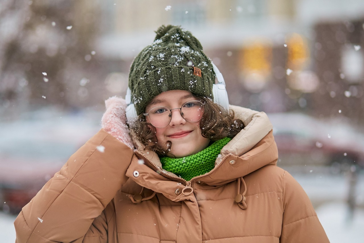 Девушка в наушниках