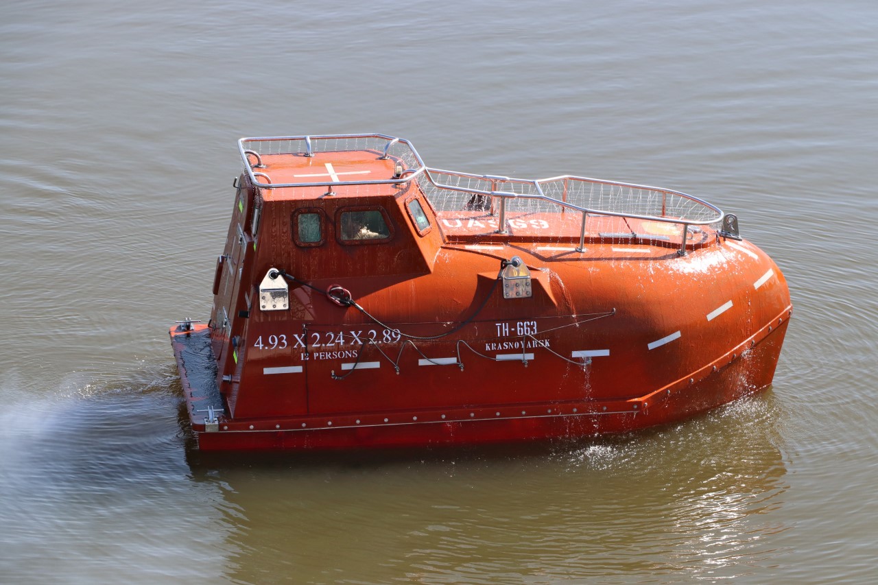 В Енисейском пароходстве испытали автономную спасательную шлюпку