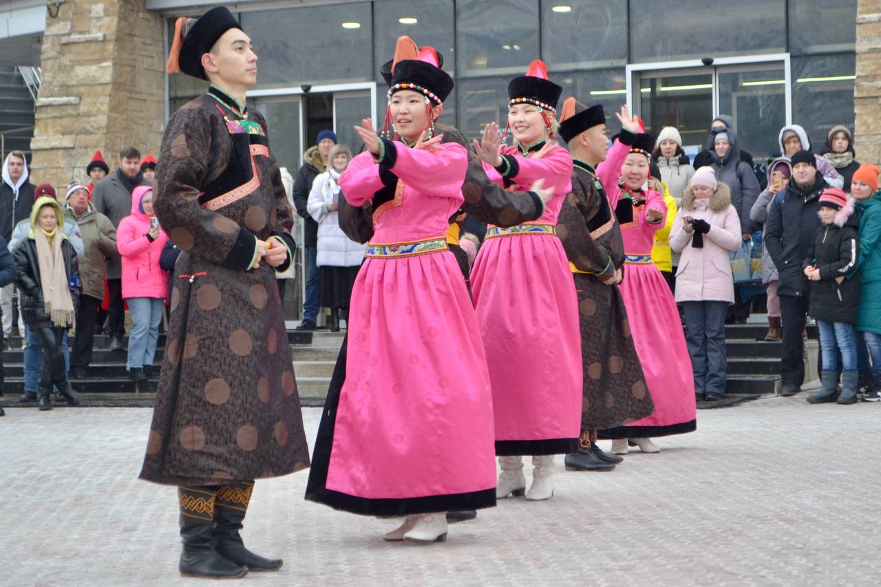 этнические танцы в национальных костюмах