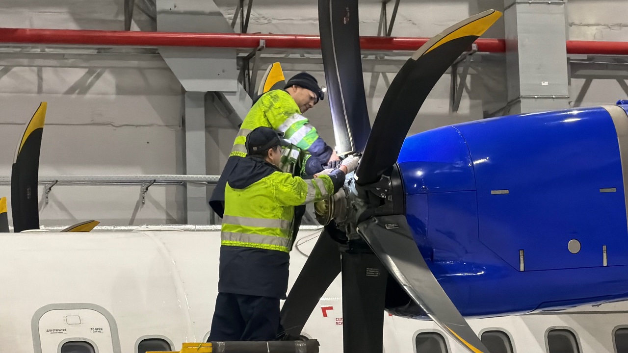 Ремонт самолета в ангаре