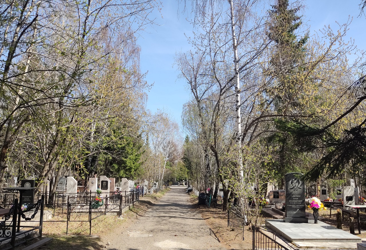 на кладбище Бадалык