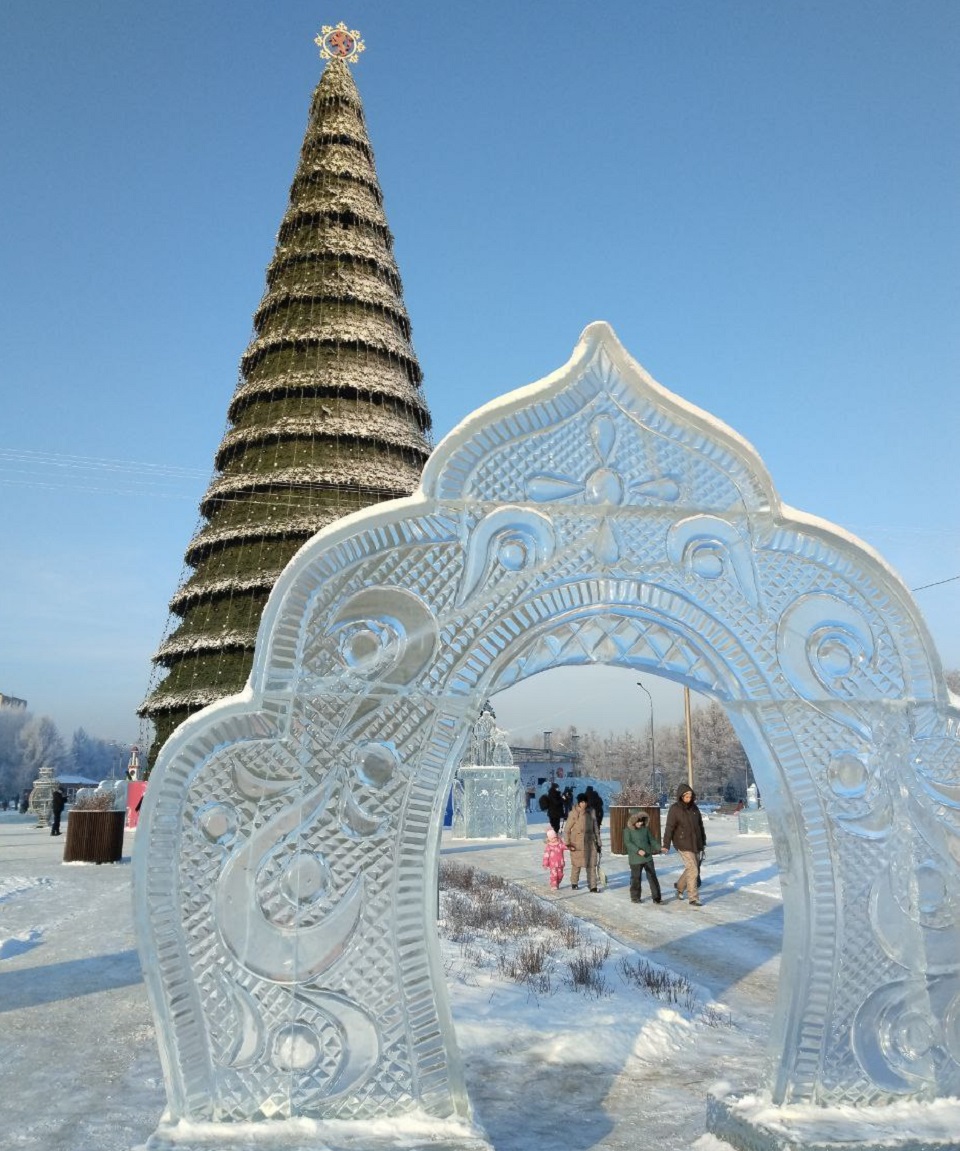 Елка в сквере Космонавтов