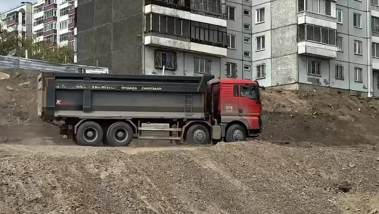 Самосвал в Боготольском переулке