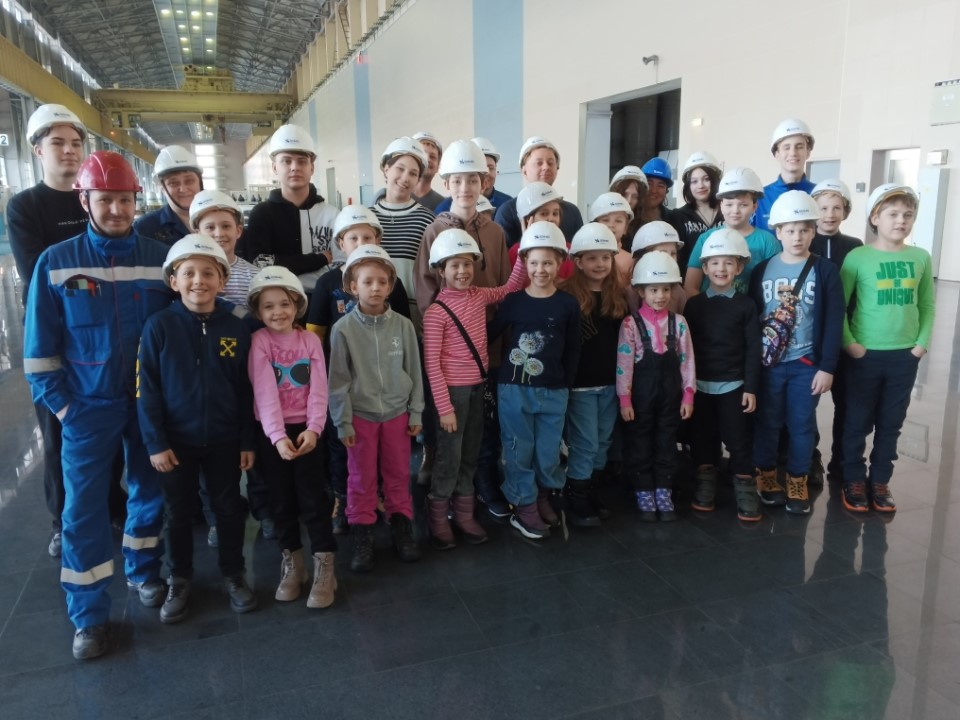 Дети на Богучанской ГЭС