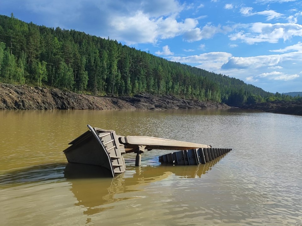 Затонувший на прииске бульдозер