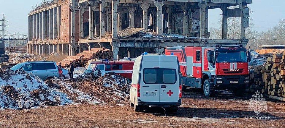 Рухнула стена: в Красноярском крае при демонтаже здания погиб водитель экскаватора
