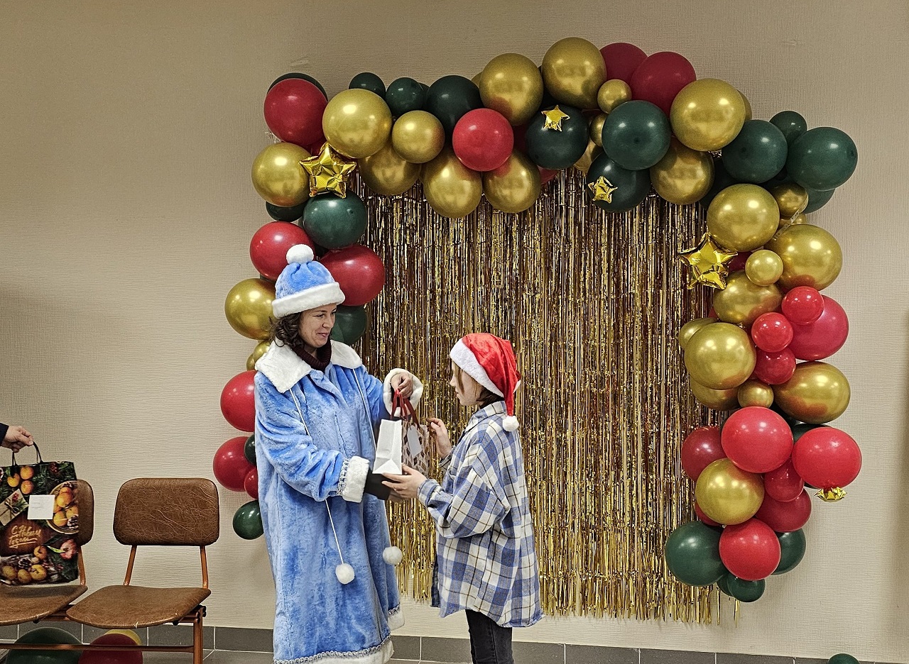 Вручение детям подарков