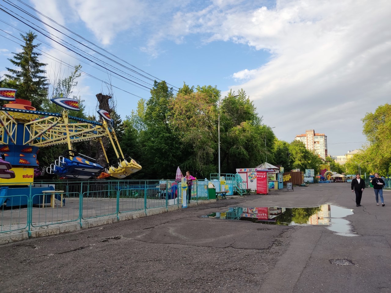 Аттракционы в старом парке