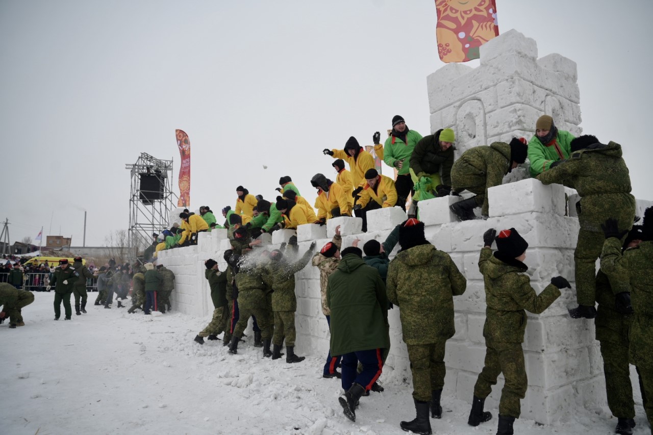 Взятие снежного городка в Сухобузимо