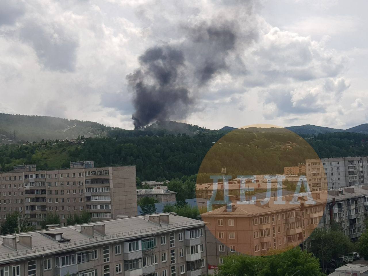 клубы дыма от пожара над Красноярском