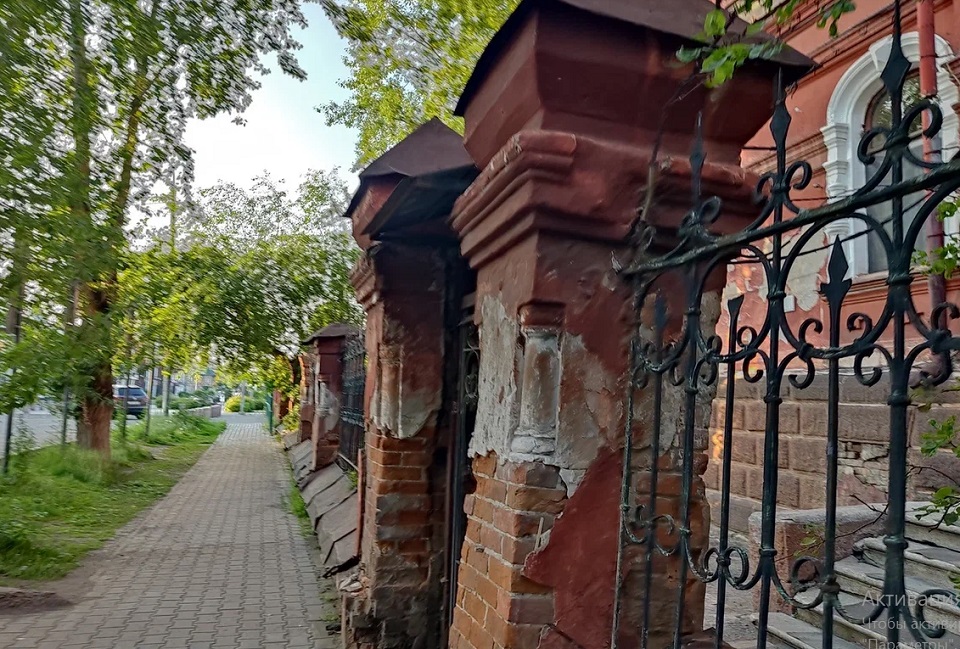 Старинная ограда госпиталя