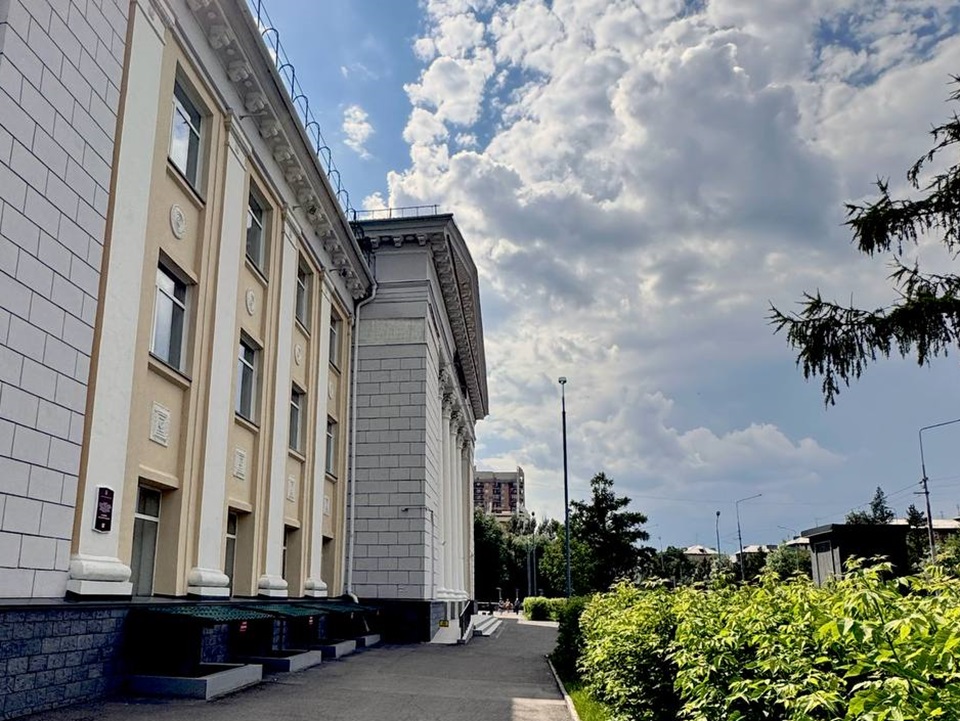 Каменка с табличкой
