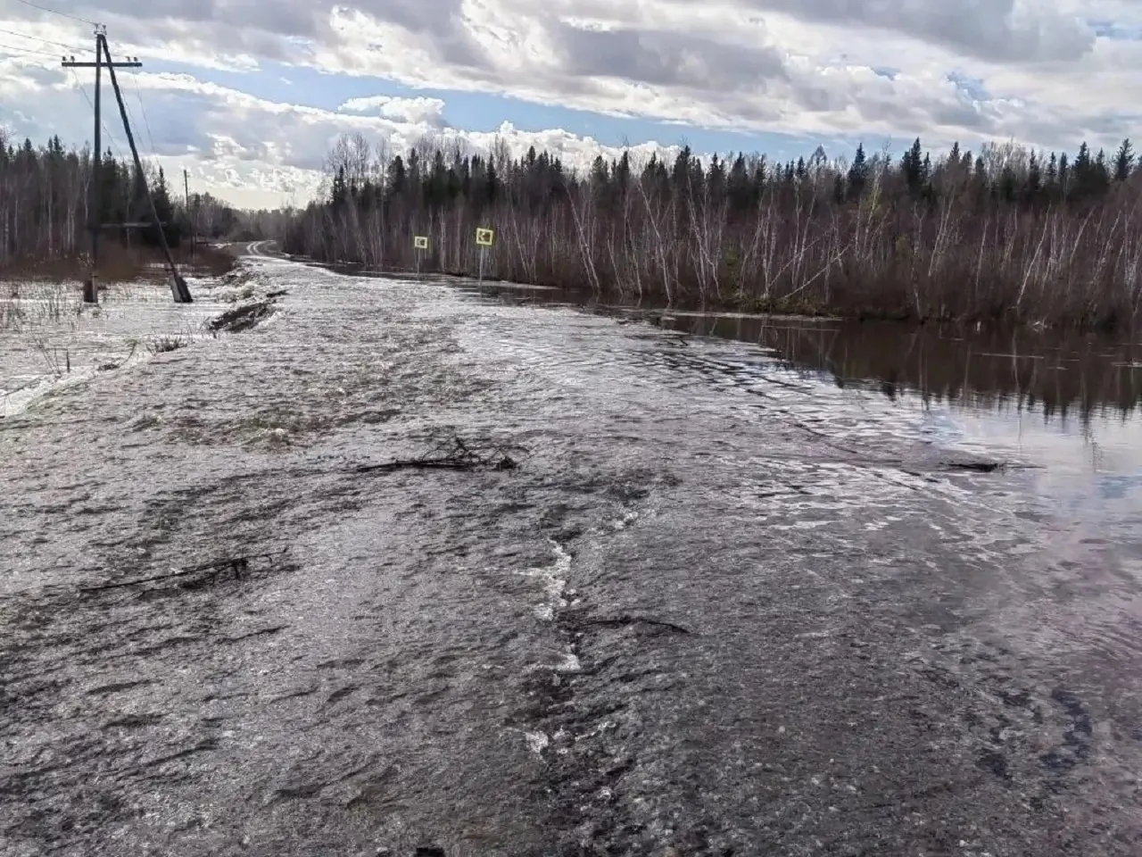 Перелив на дороге из-за весеннего паводка