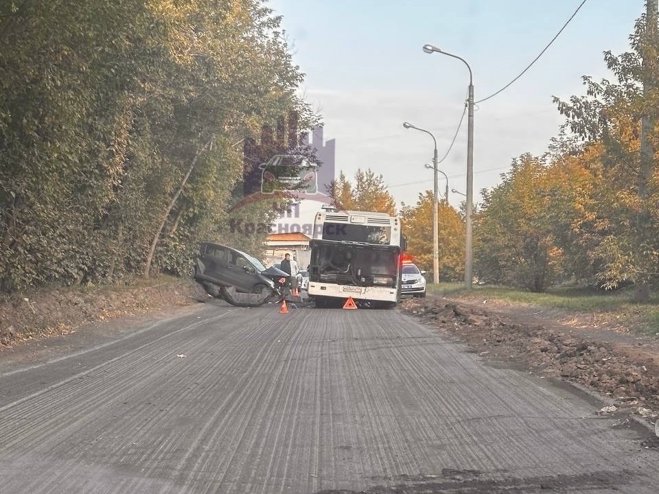 Автобус и легковушка в аварии на Монтажников