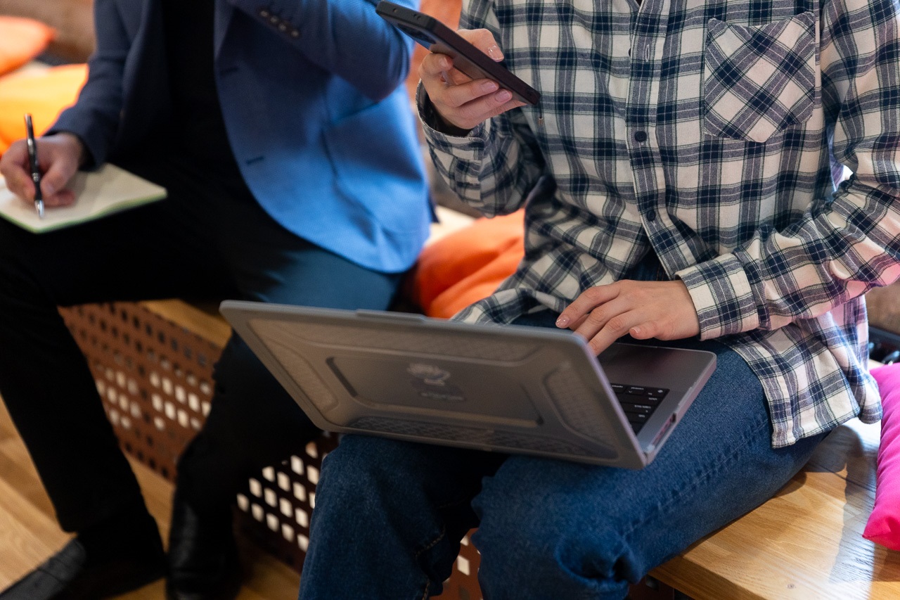 Люди с ноутбуком