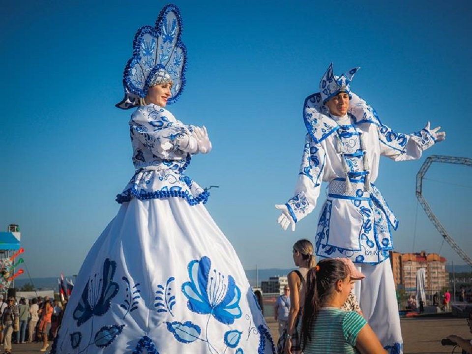 Выступление артистов, национальный праздник