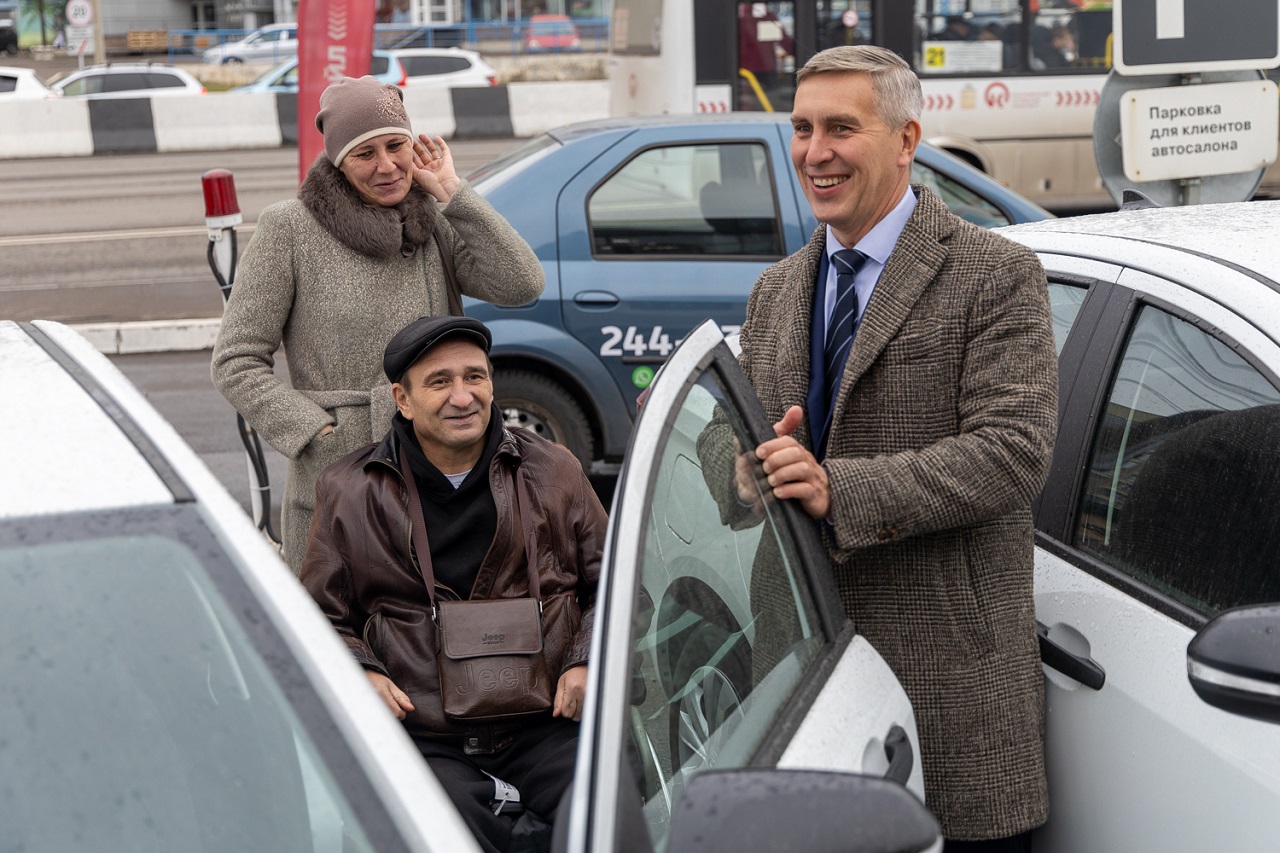 Алексей Додатко на вручении автомобилей