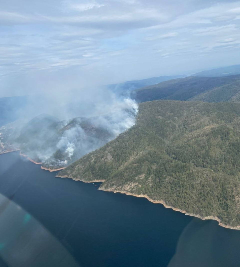Лесной пожар у Красноярской ГЭС тушили более 70 человек