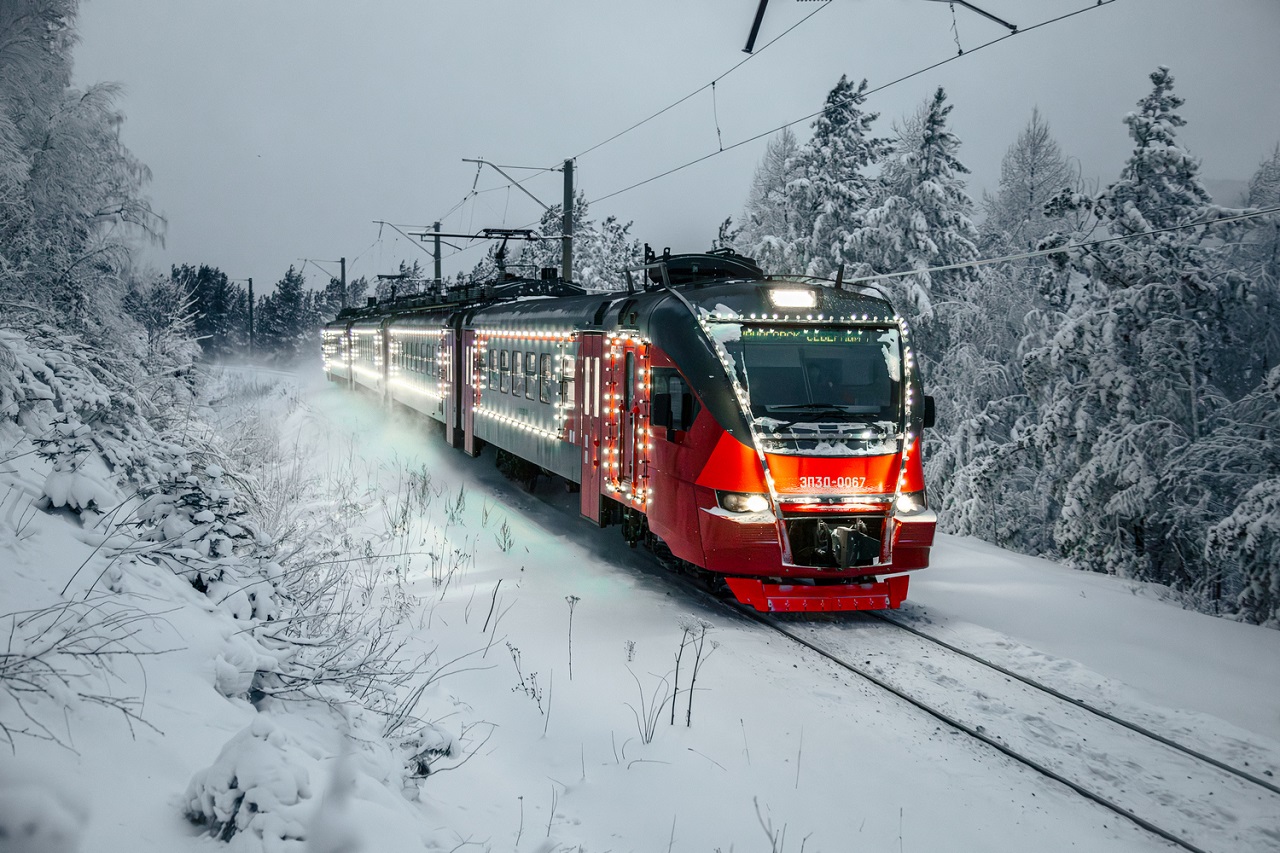 Электричка с новогодними огнями