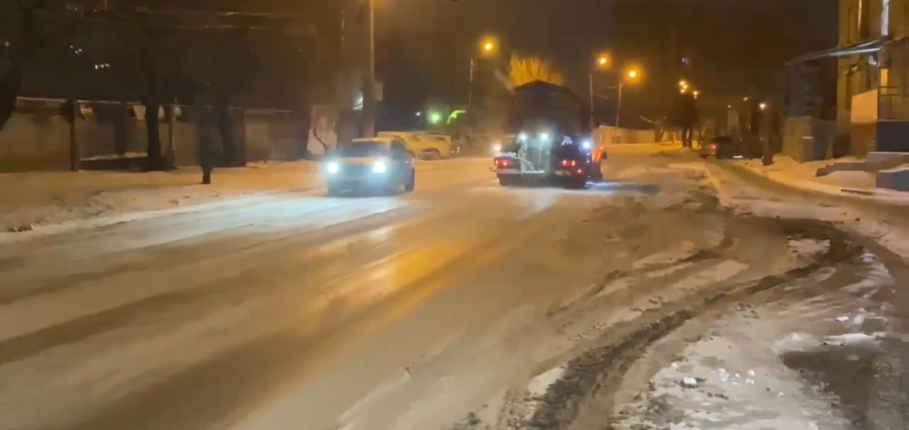 Снег на дорогах и машины