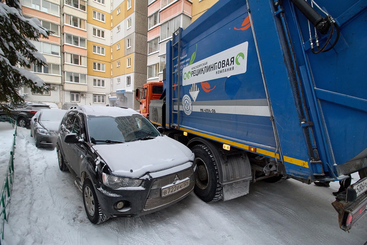 Работа мусоровозов во дворе