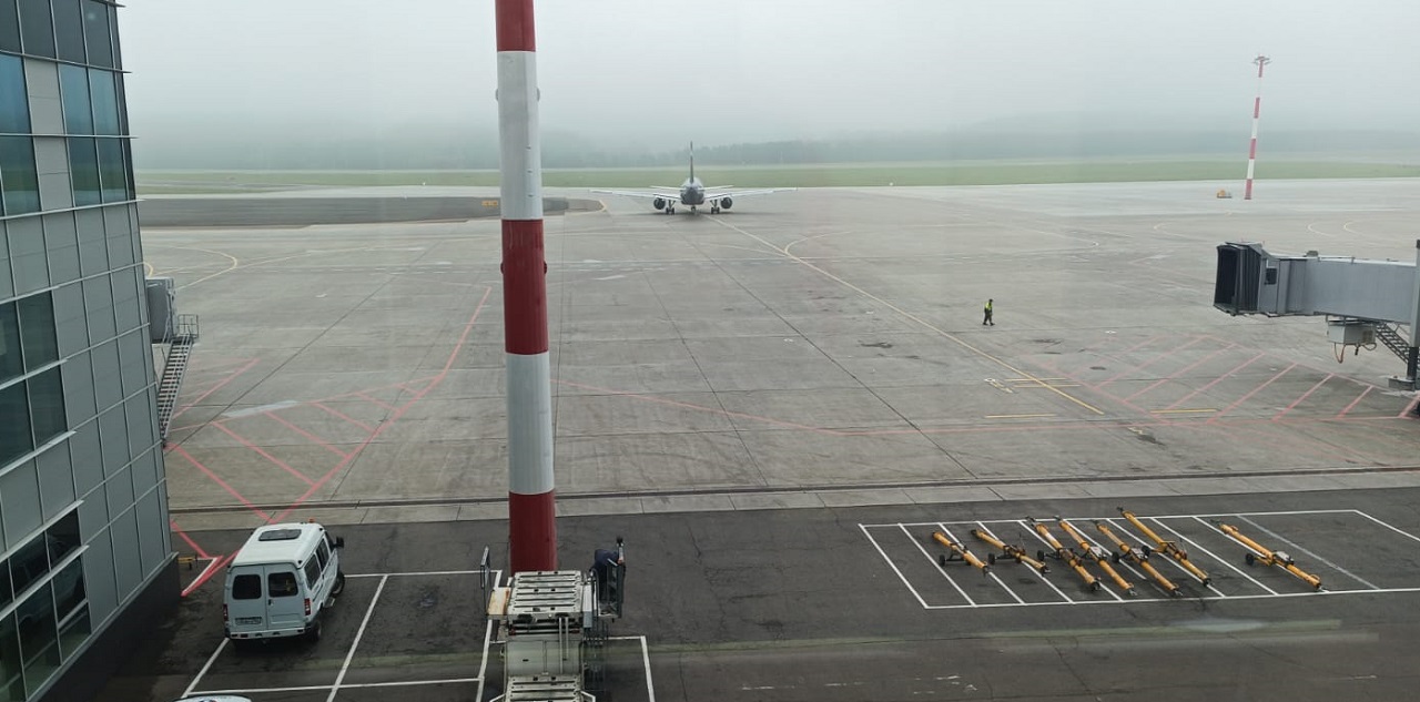 Самолет в аэропорту