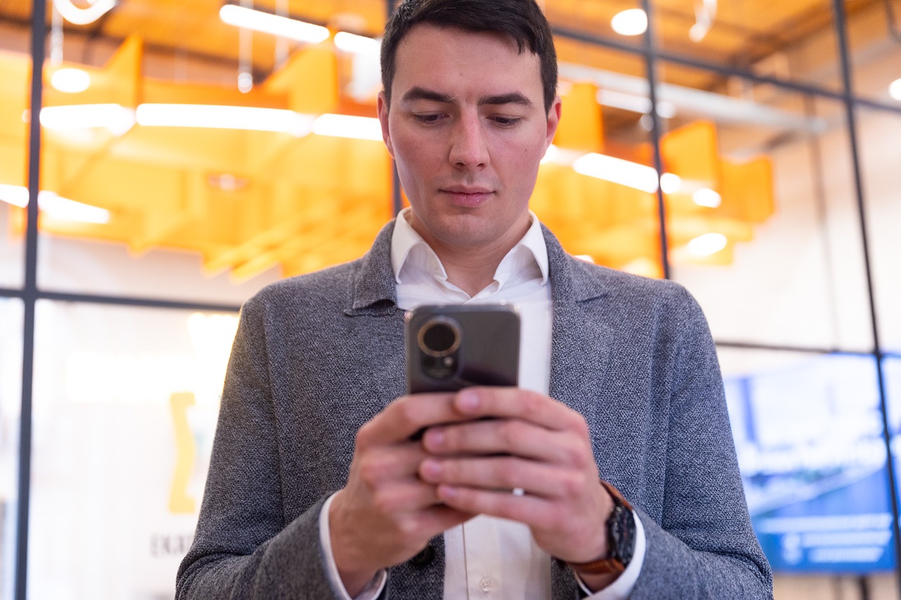 Человек со смартфоном