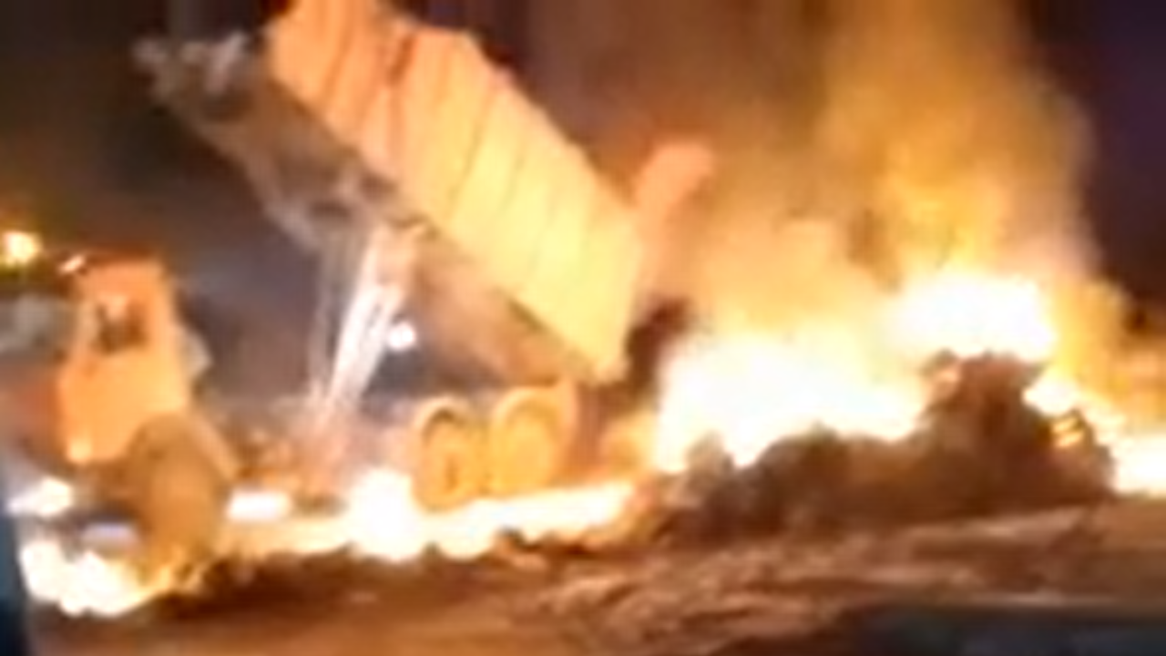 В Красноярске мусоровоз загорелся на дороге